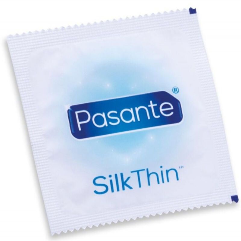 Einzeln verpacktes Kondom. Aufdruck: Pasante Silk Thin. Weißer Hintergrund mit blauem Muster.