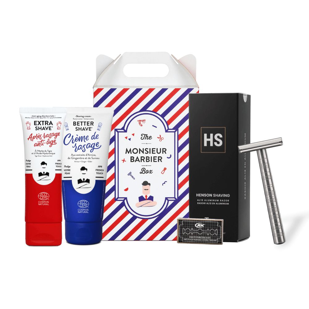 Geschenkbox mit Rasierer, Klingen, Rasiercreme und Aftershave. Verpackung mit Logo.