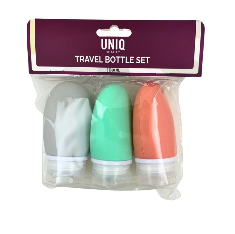 Reiseflaschenset in Plastikverpackung. Drei farbige Flaschen: grau, grün, orange. Aufschrift: UNIQ BEAUTY, TRAVEL BOTTLE SET.