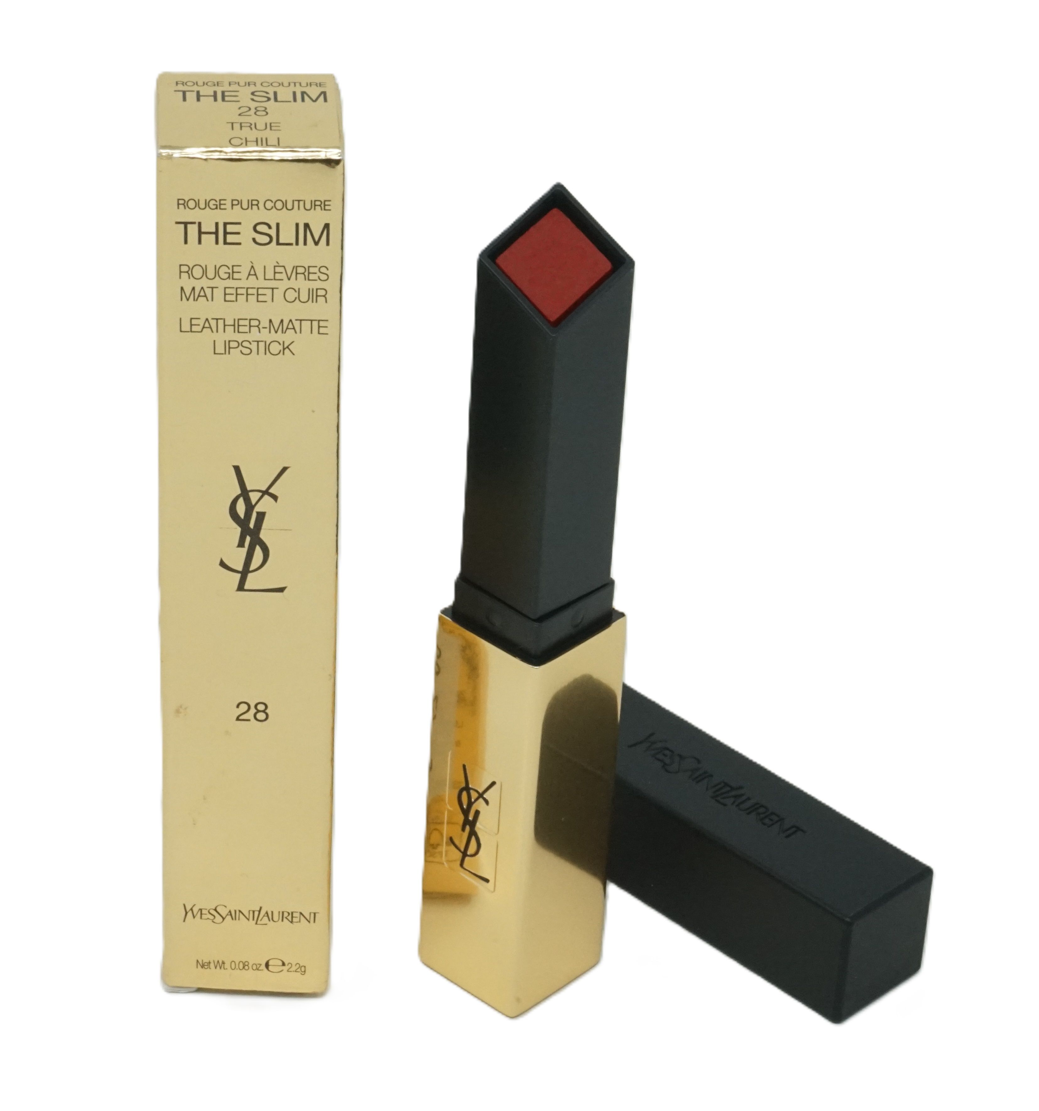 Goldfarbener Lippenstift mit schwarzem Deckel und roter Mine. Daneben eine goldene Schachtel mit schwarzer Schrift.