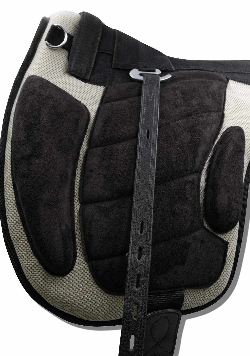 Sattel mit Steigbügelriemen. Schwarze Lederriemen, silberfarbene Metallteile. Schwarze Polsterung auf beigem Stoff.