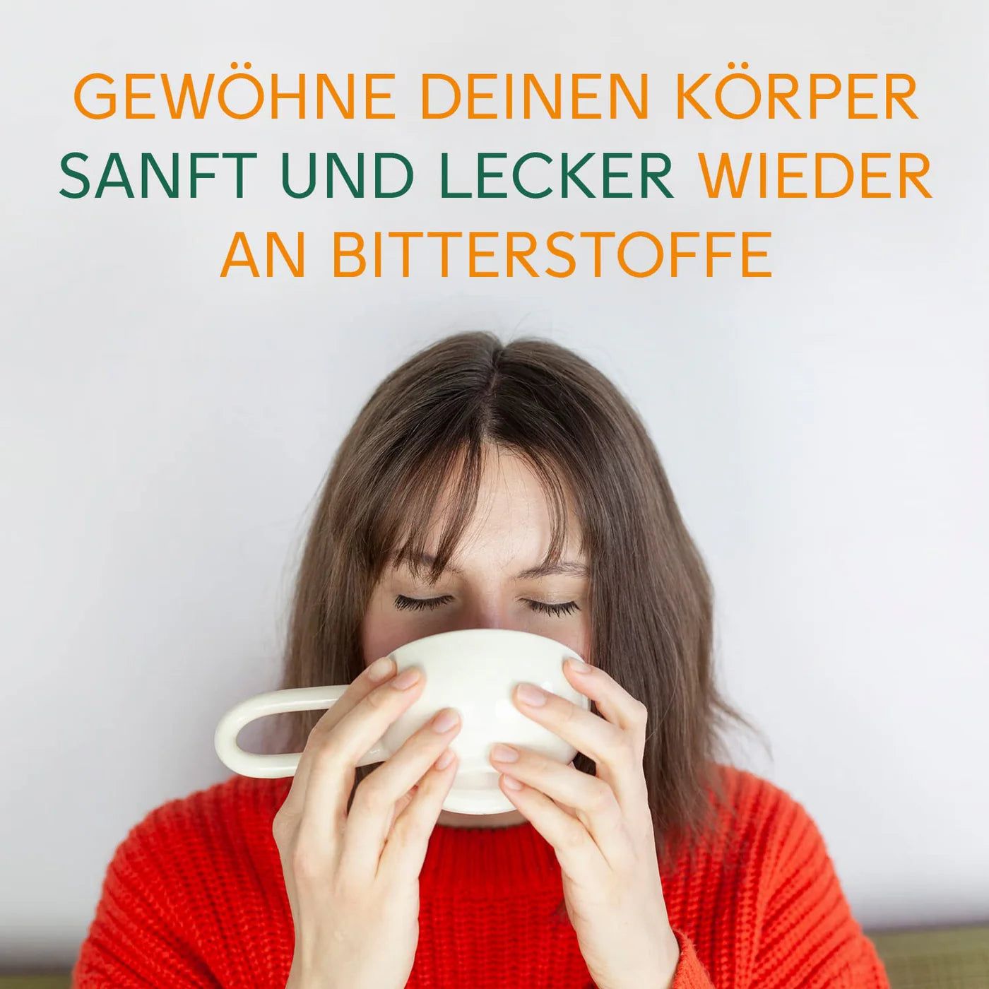 Person trinkt Tee aus einer weißen Tasse. Roter Pullover. Nahaufnahme.