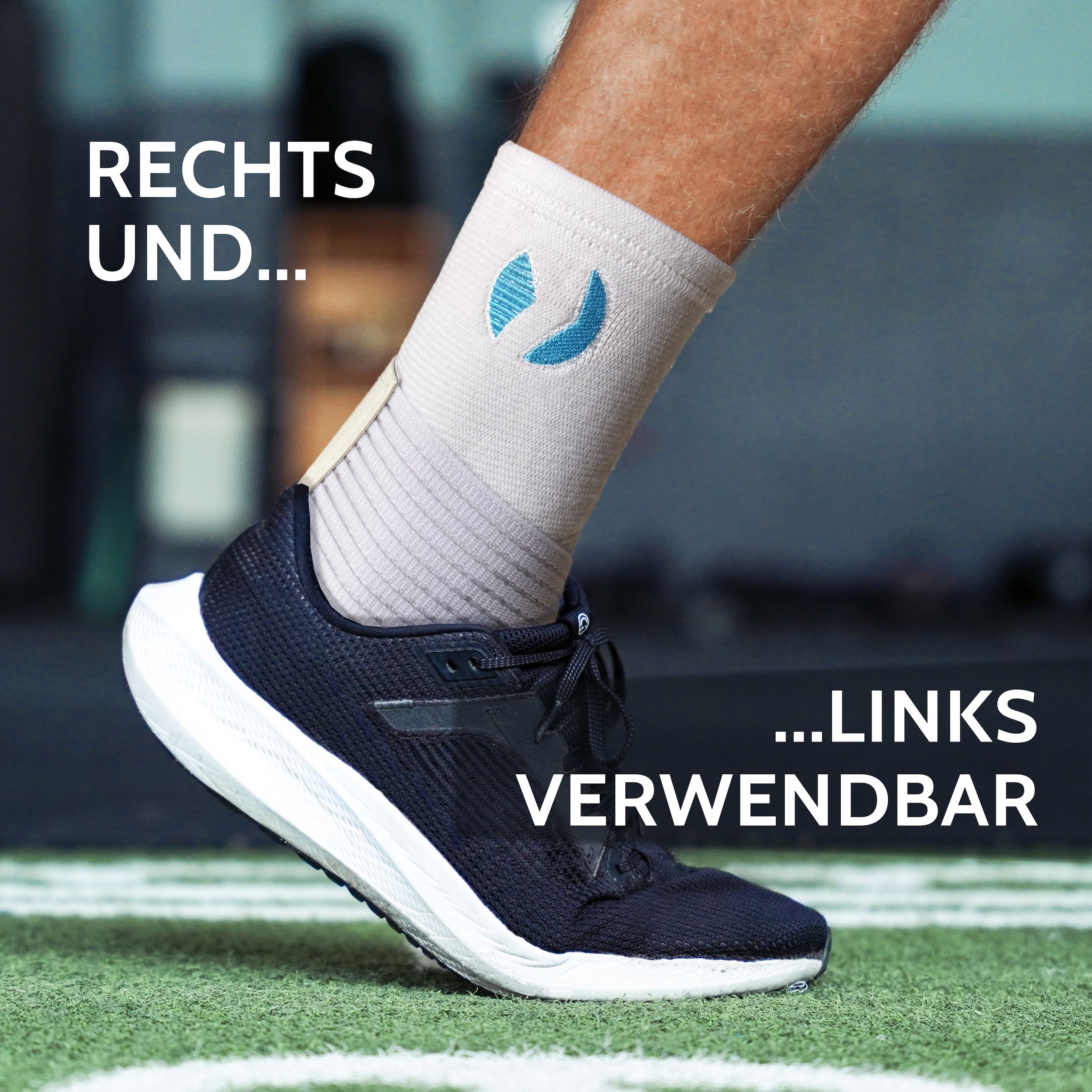 Person trägt weisse Sprunggelenkbandage und Sportschuh. Text: Rechts und... ...Links verwendbar.
