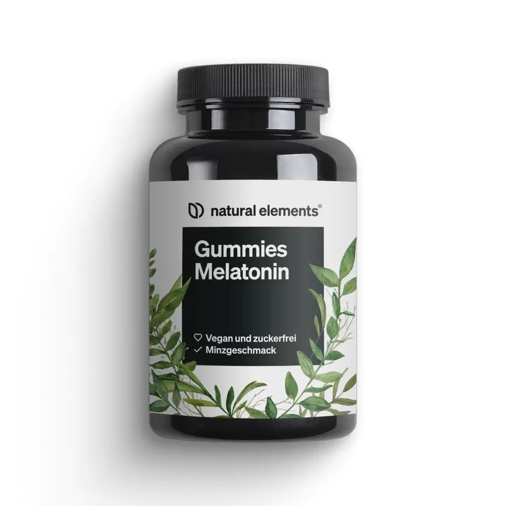 Schwarze Flasche mit "natural elements Gummies Melatonin"-Etikett. Vegan und zuckerfrei, Minzgeschmack. Pflanzliche Dekoration.