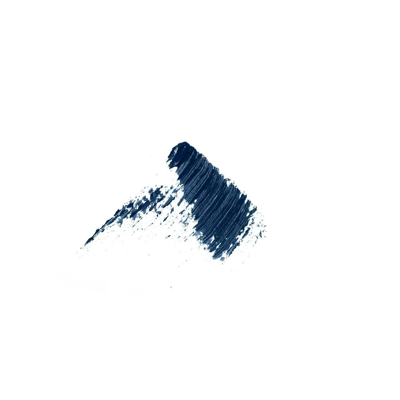 Blau getönter Mascara-Abstrich auf weißem Hintergrund. Die Textur ist sichtbar.