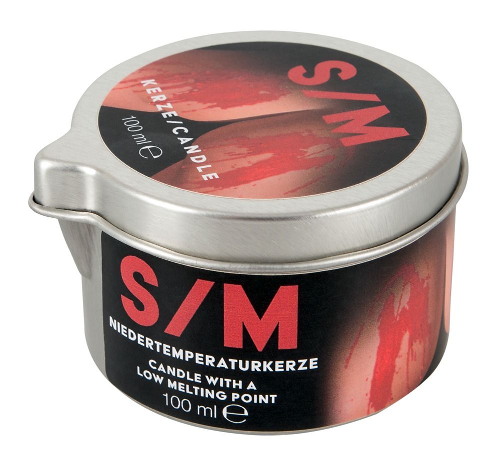 Zylindrische Dose mit Deckel. Aufschrift S/M und Kerze/Candle. Schwarzer Hintergrund mit roter Schrift. 100 ml.