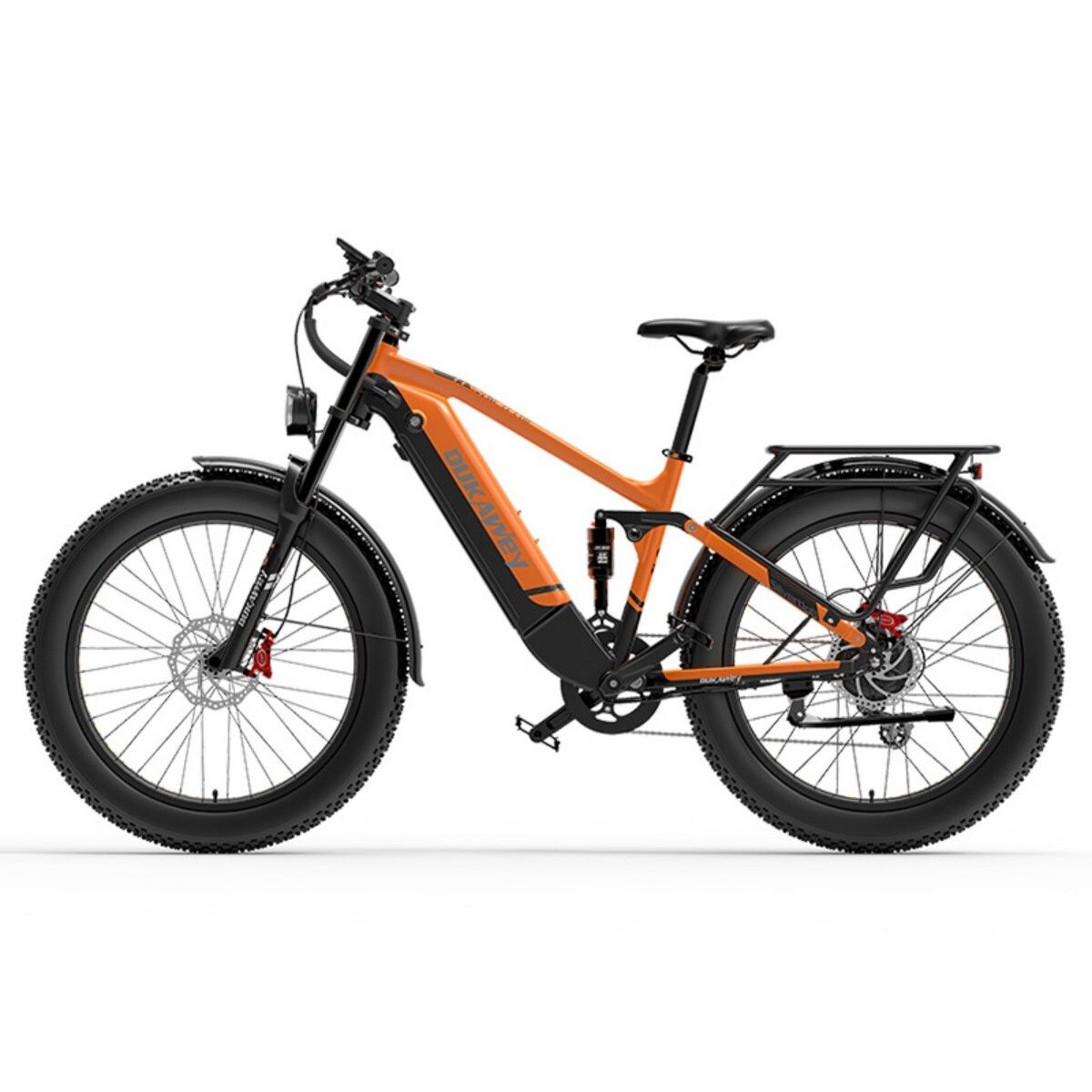 Orangefarbenes E-Mountainbike mit schwarzen Elementen. Breitreifen, Gepäckträger, Frontscheinwerfer. Schwarzer Sattel und Lenker.