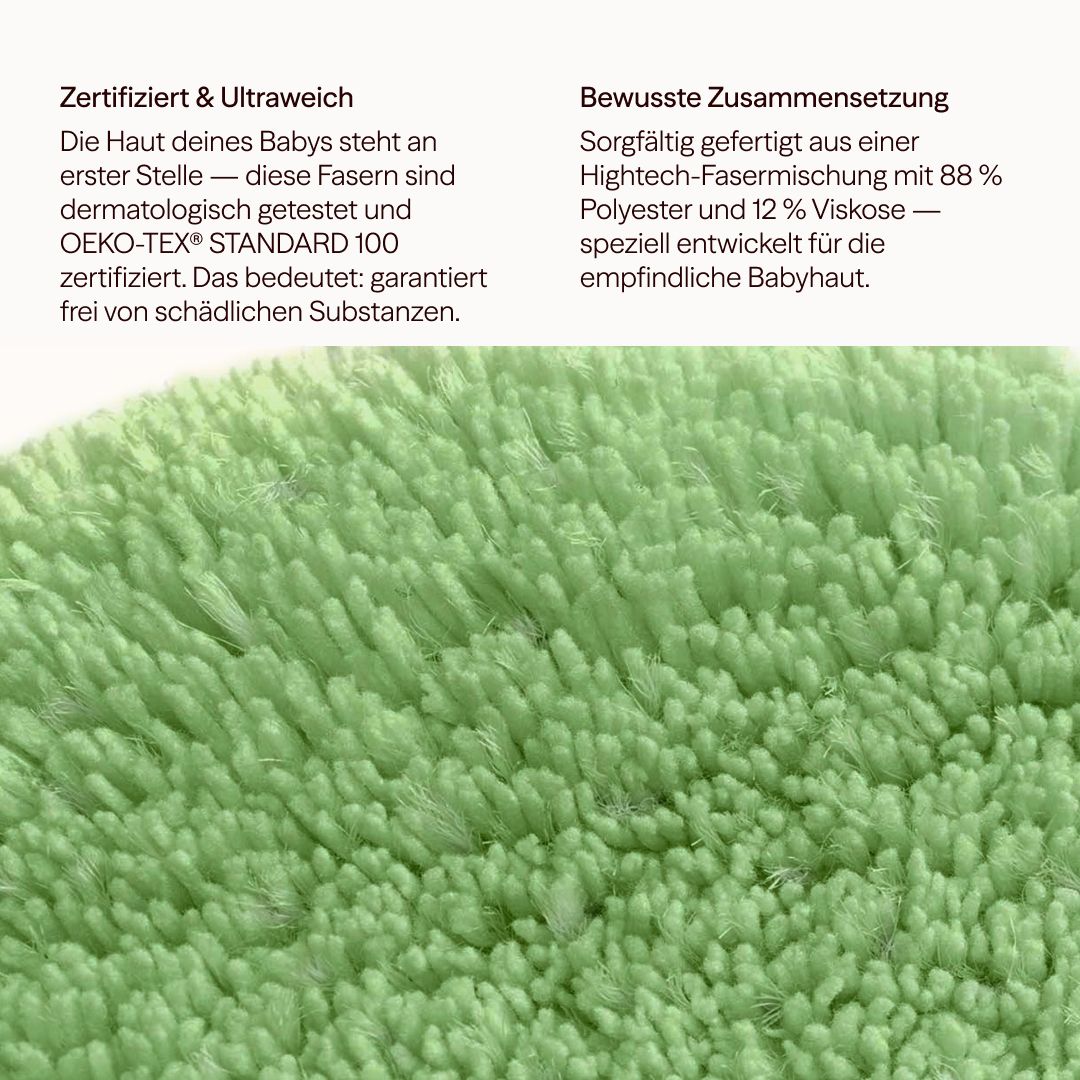Nahaufnahme eines grünen Waschpads. Die Textur ist flauschig und dicht. Text: Zertifiziert & Ultraweich, dermatologisch getestet.
