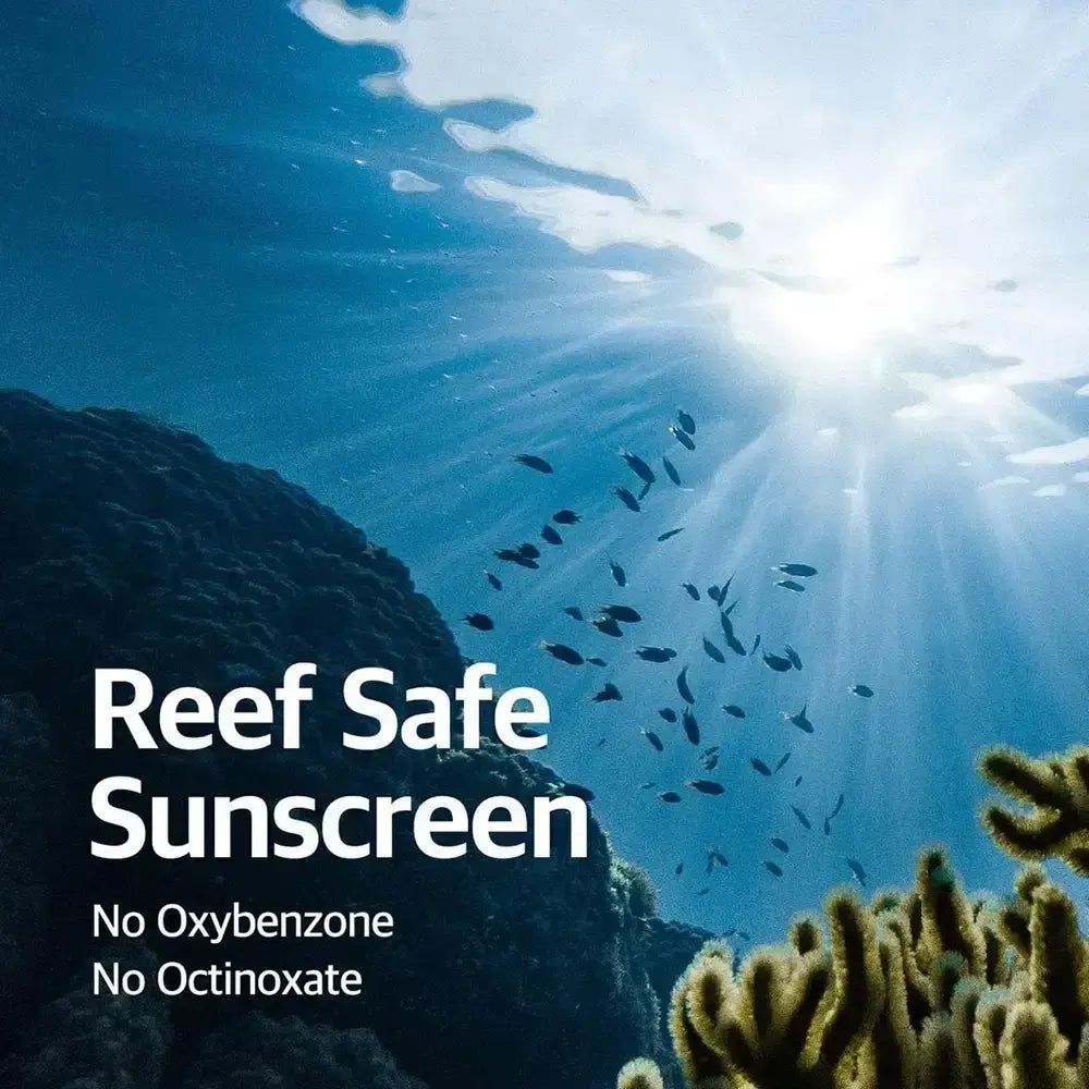 Unterwasserbild mit Korallen und Fischen. Text: "Reef Safe Sunscreen". Keine Oxybenzon und Octinoxat.
