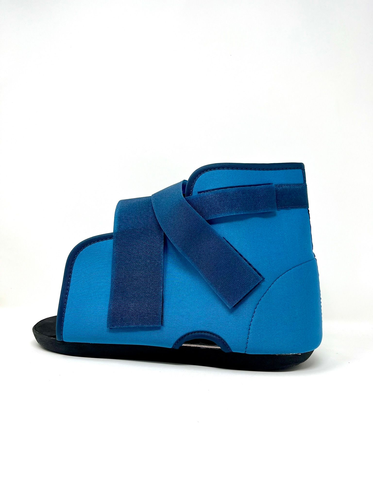 Blauer Artistep S Gehschuh. Knöchelhoher Schuh mit Klettverschlüssen. Schwarze Sohle. Seitliche Ansicht.