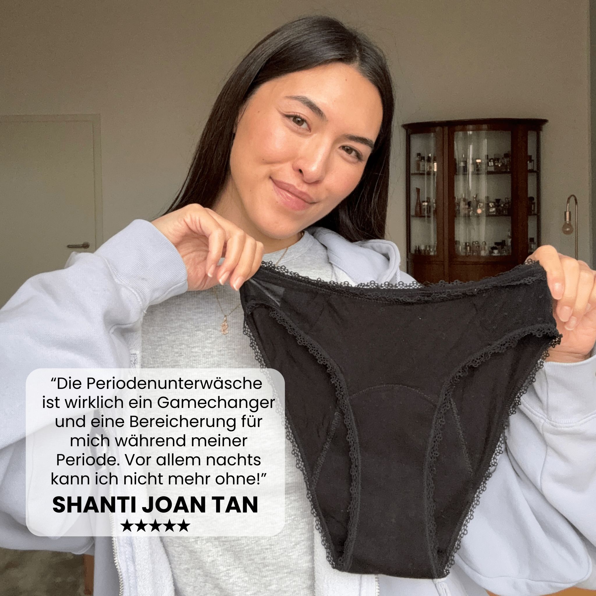 Schwarze Periodenunterwäsche mit Spitze. Zitat: Gamechanger für meine Periode. Von Shanti Joan Tan.