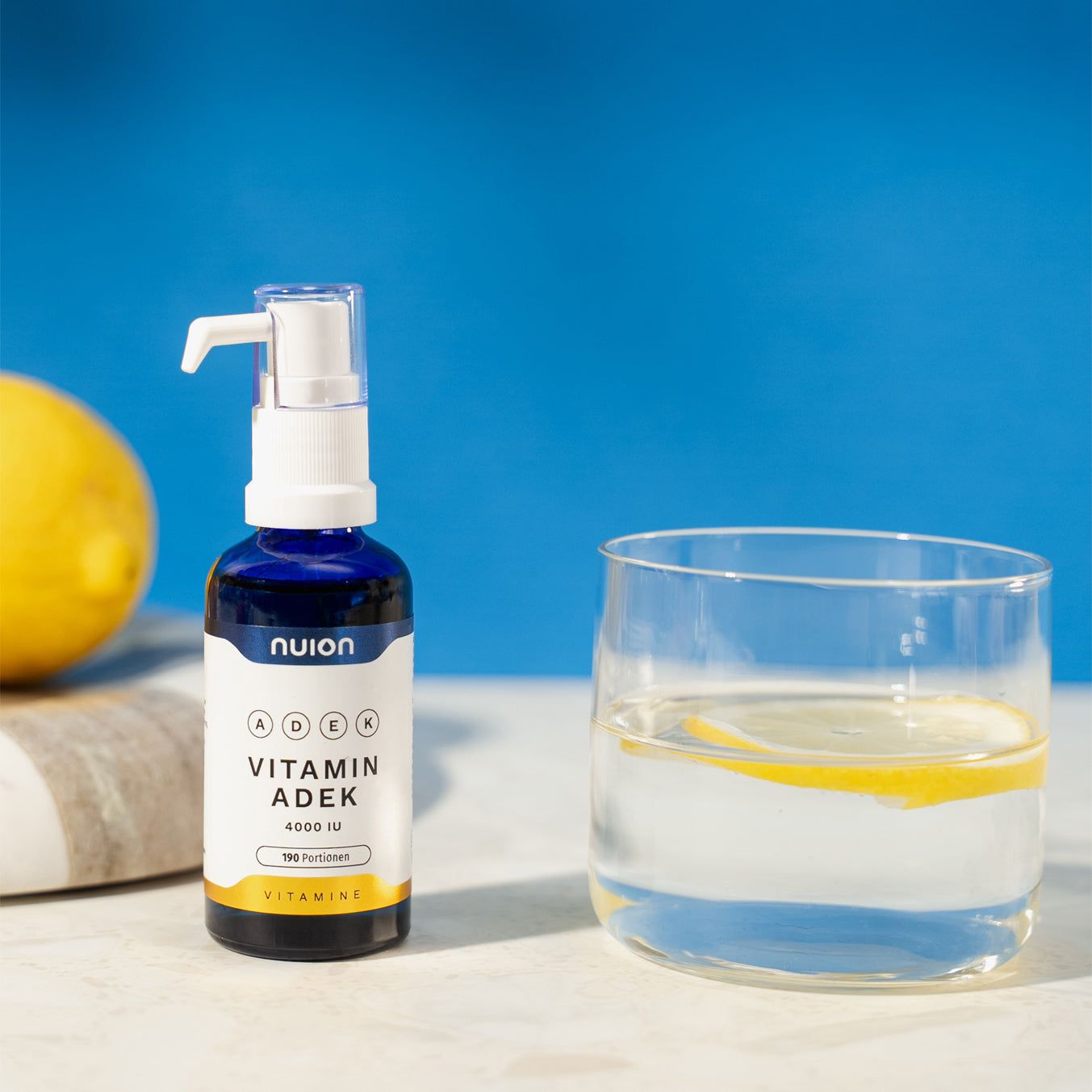 Nuion Vitamin ADEK Tropfen mit 4000 IE in blauer Glasflasche mit Pumpspender.