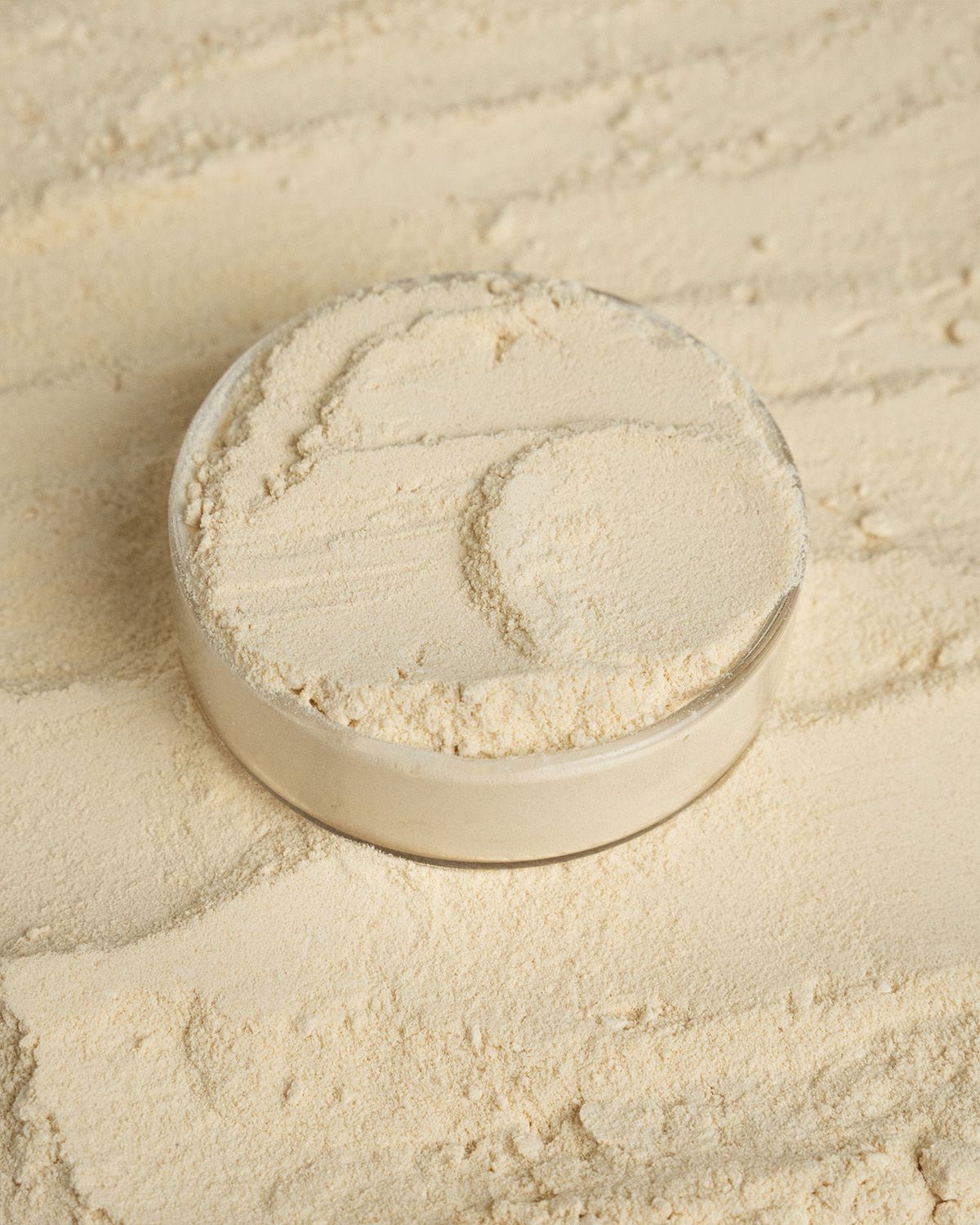 Soja Lecithin Pulver in einer runden Schale, umgeben von Pulver.