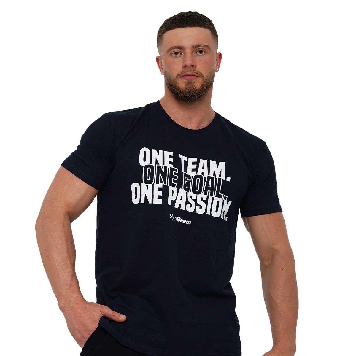 Mann in dunkelblauem T-Shirt mit weißem Aufdruck 'ONE TEAM. ONE GOAL. ONE PASSION.' und GymBeam-Logo.
