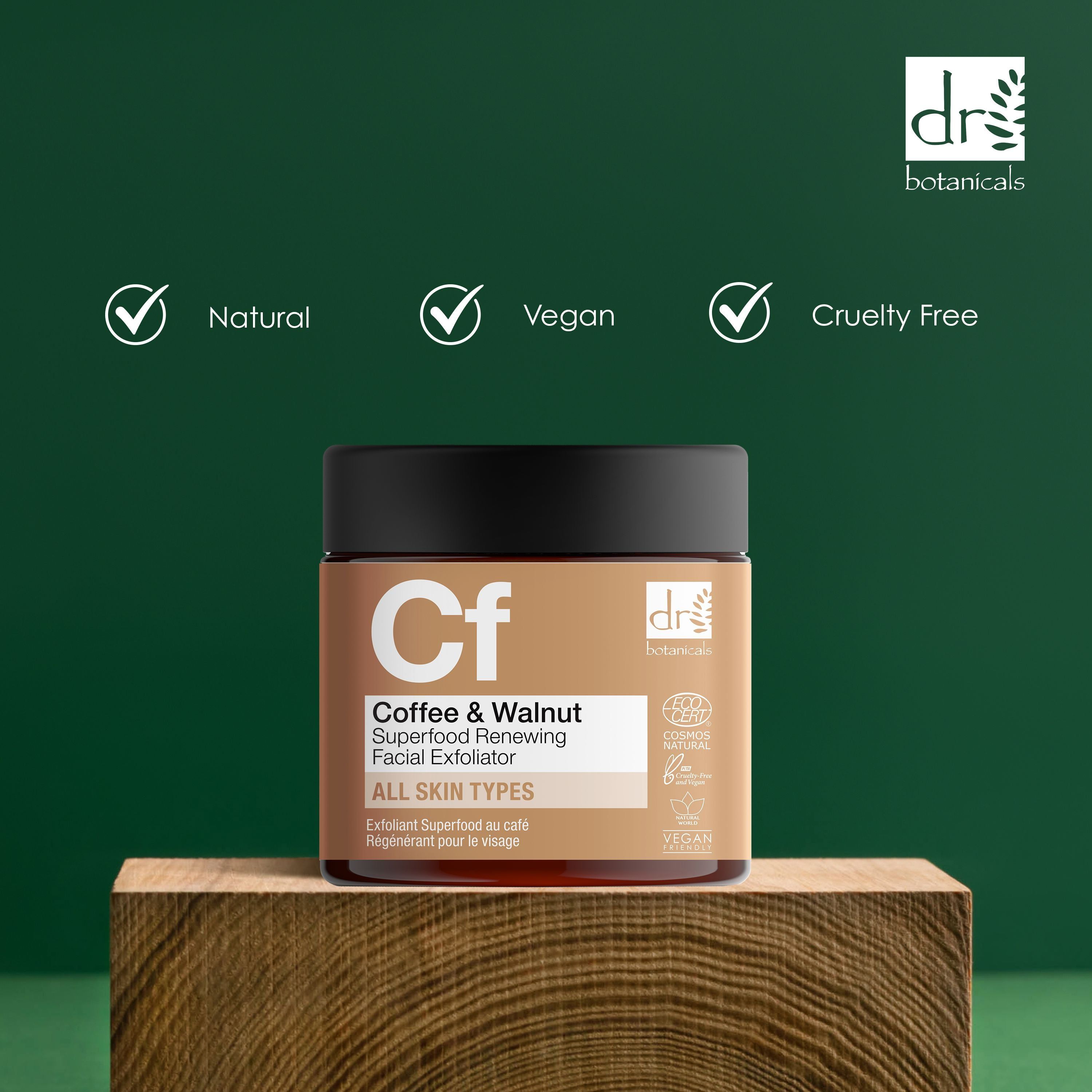 Braune Dose auf Holzblock. Aufschrift: "Cf Coffee & Walnut Superfood Renewing Facial Exfoliator ALL SKIN TYPES".