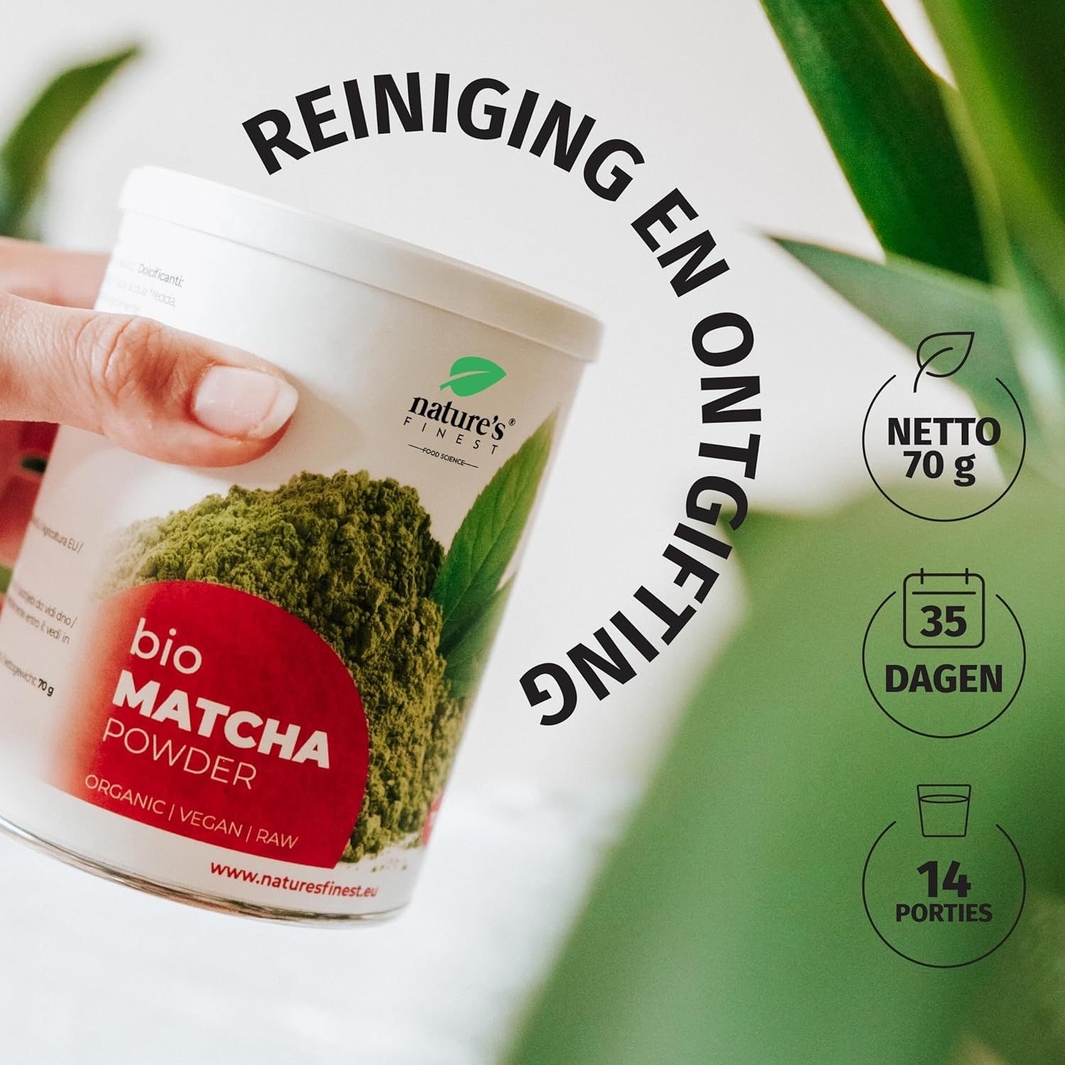Hand hält Dose Nature's Finest Matcha Pulver Bio. 70g, 35 Tage, 14 Portionen. Grün, weiß.