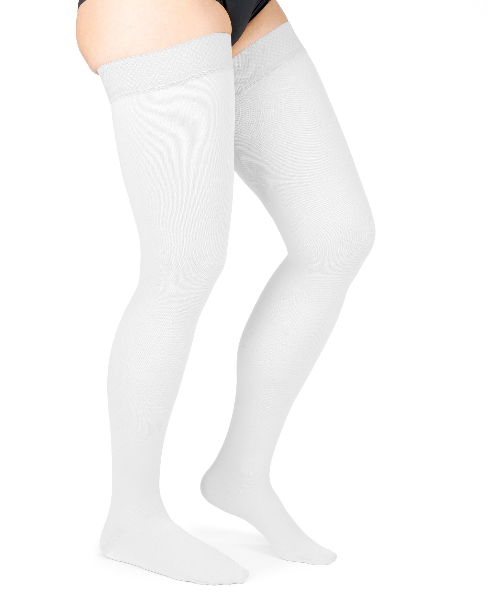 Weiße Kompressionsstrümpfe bis zum Oberschenkel. Mit einem breiten, strukturierten Abschlussband. Blick von der Seite.