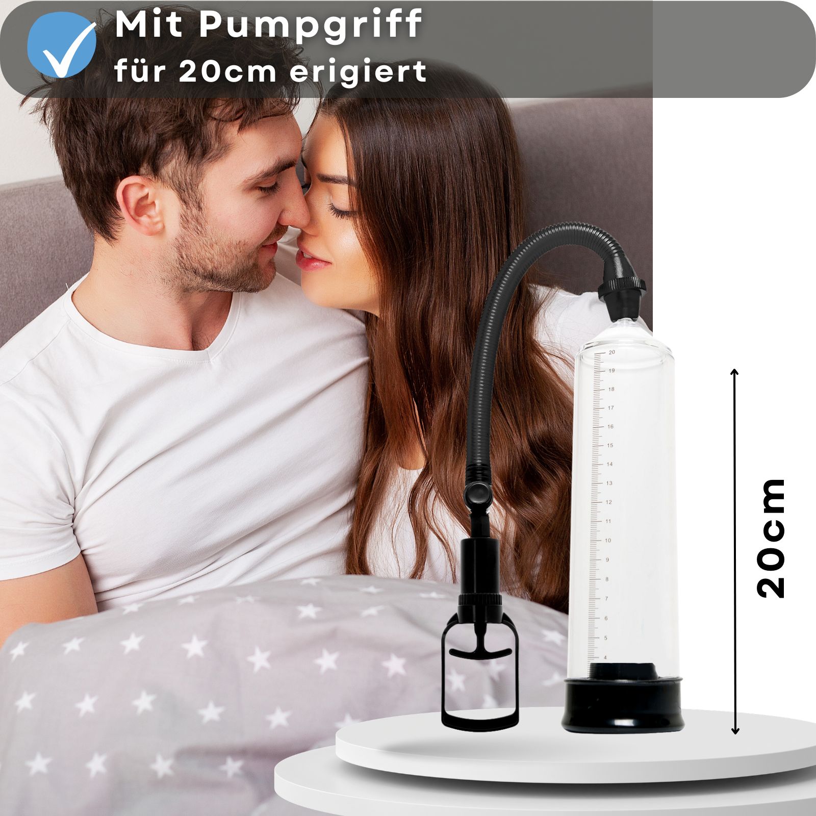 Penispumpe mit Pumpgriff. Transparentes Gehäuse, schwarze Basis und Schlauch. Paar im Bett.