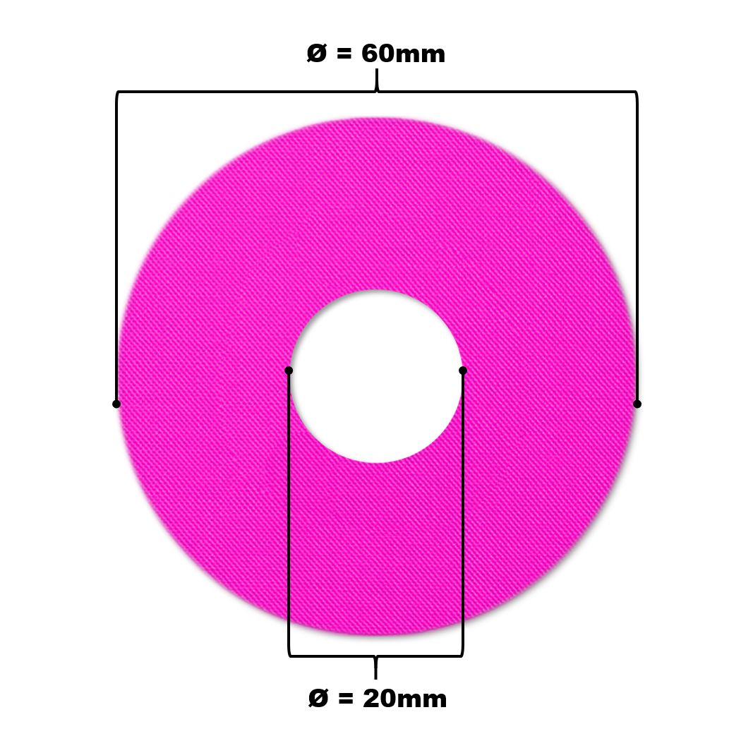 Rosa Katheterpflaster mit Loch. Durchmesser 60 mm, Lochdurchmesser 20 mm. Nahaufnahme.