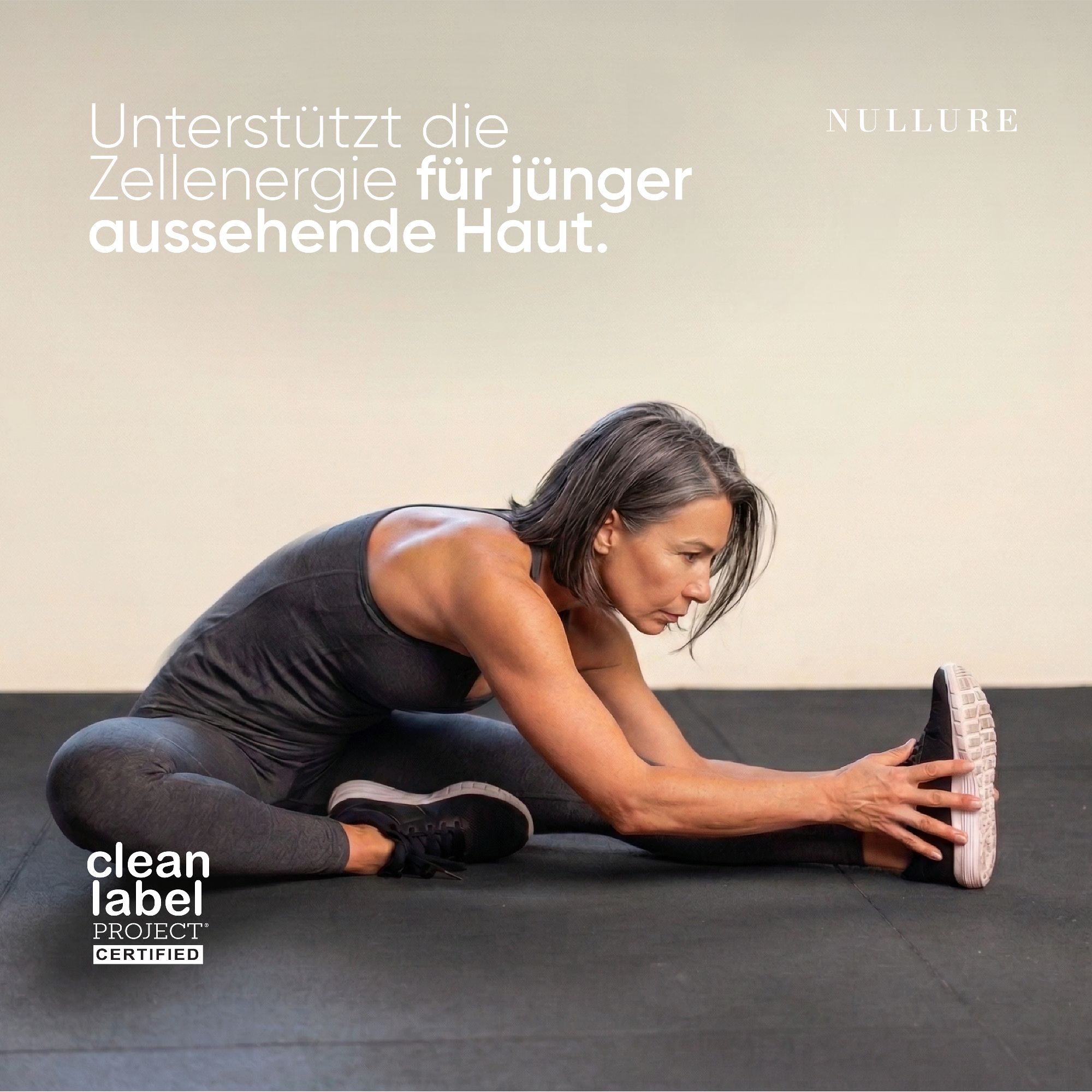 Frau dehnt sich, um die Zellenergie für jünger aussehende Haut zu unterstützen. Clean Label Project zertifiziert.