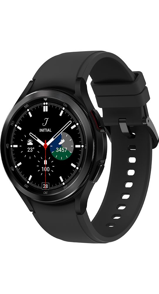 Schwarze Smartwatch, diagonale Ansicht. Rundes Zifferblatt mit Uhrzeit und Aktivitätsdaten. Schwarzes Armband.