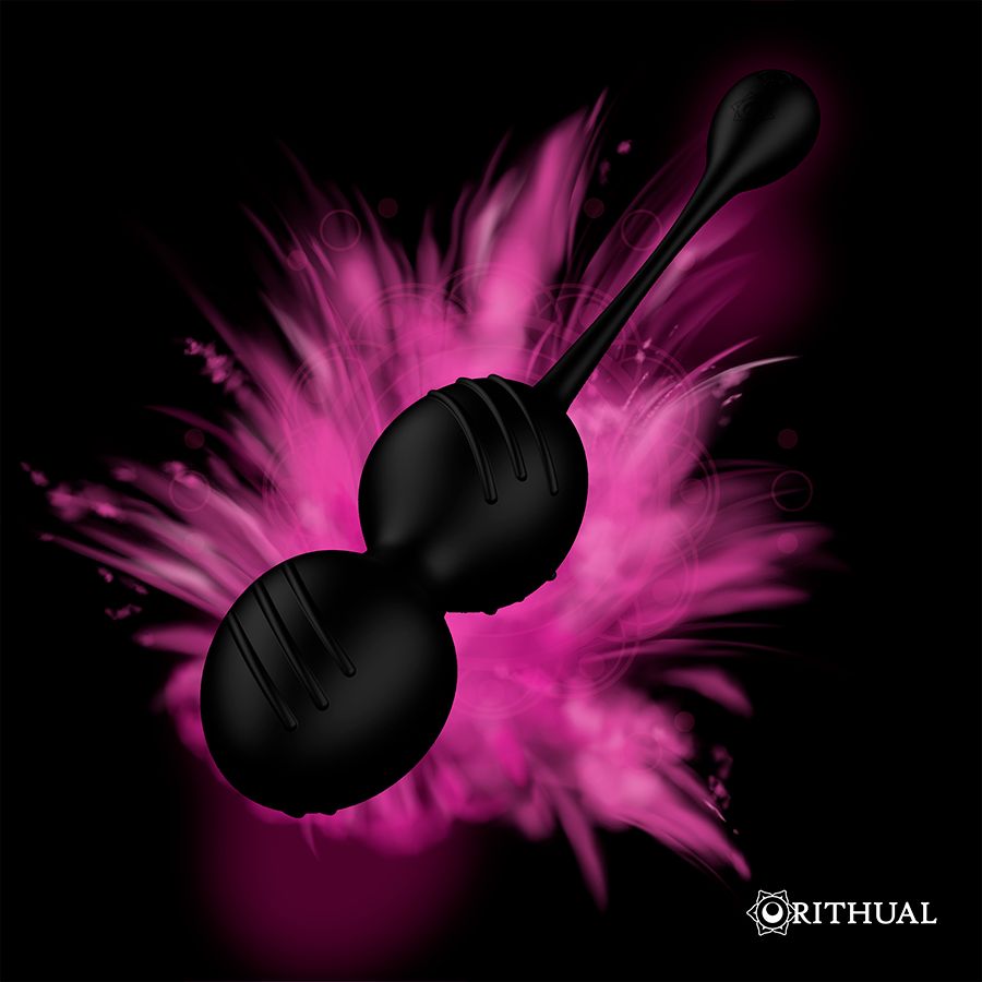 Schwarze Vaginalkugeln vor rosa Hintergrund. Produkt mit geriffelter Oberfläche. Logo von Rithual.