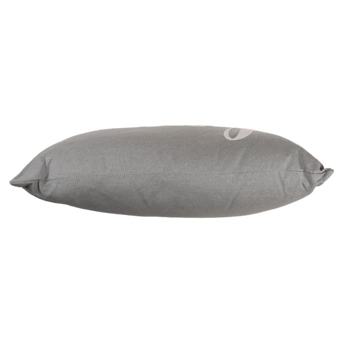 Graues Dekokissen, Seitenansicht. Ovale Form. Kissen mit abgerundeten Ecken.