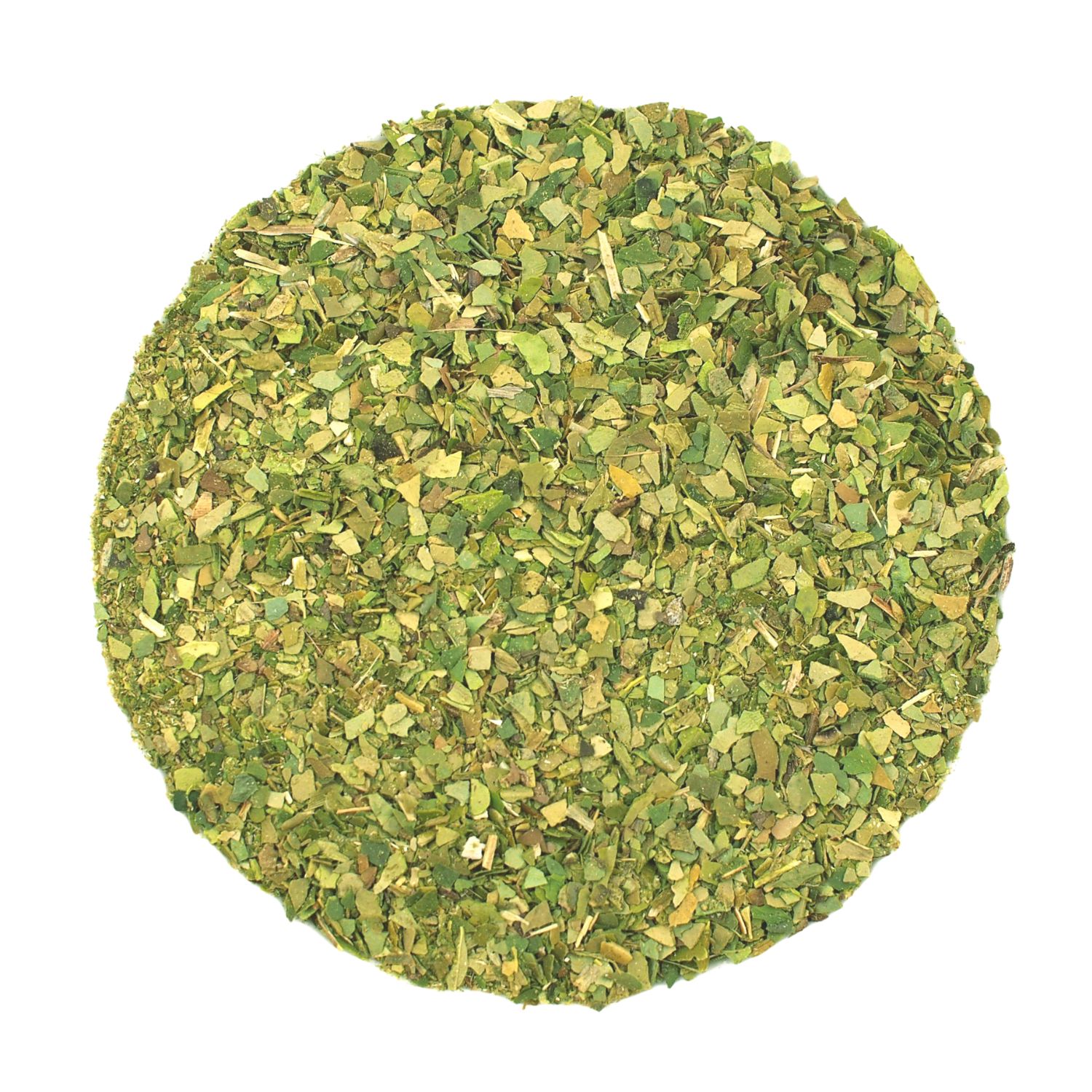 Kreisförmige Anordnung von getrockneten, grünen Yerba Mate Blättern und Pulver. Detailaufnahme auf weißem Hintergrund.