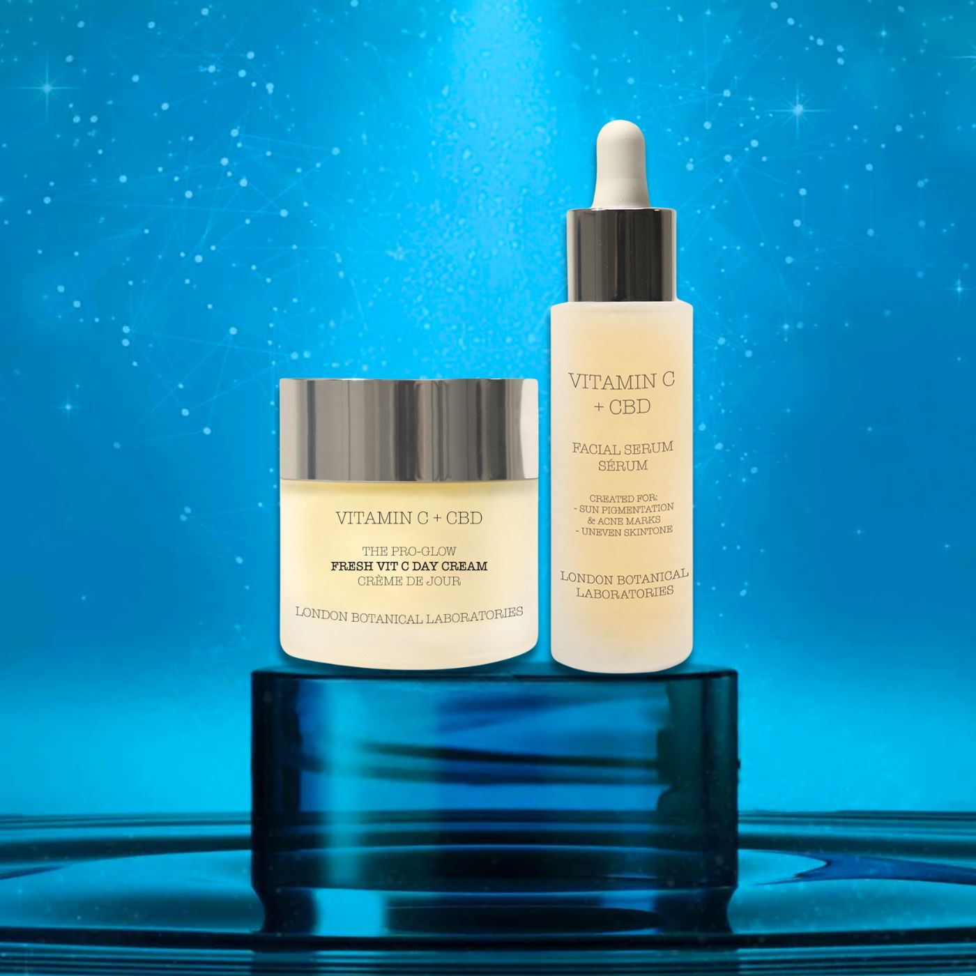 Kosmetik-Set mit Creme und Serum. Beide mit "Vitamin C + CBD" und "London Botanical Laboratories" beschriftet, auf Podest.