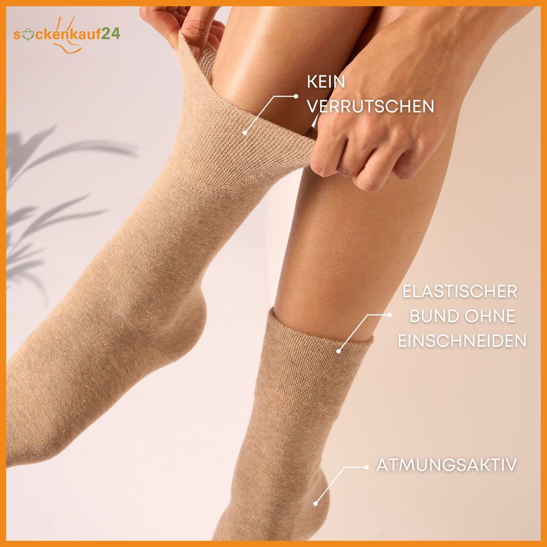 Beige Socken, eine wird am Bein hochgezogen. Text: Kein Verrutschen, Elastischer Bund ohne Einschneiden, Atmungsaktiv.