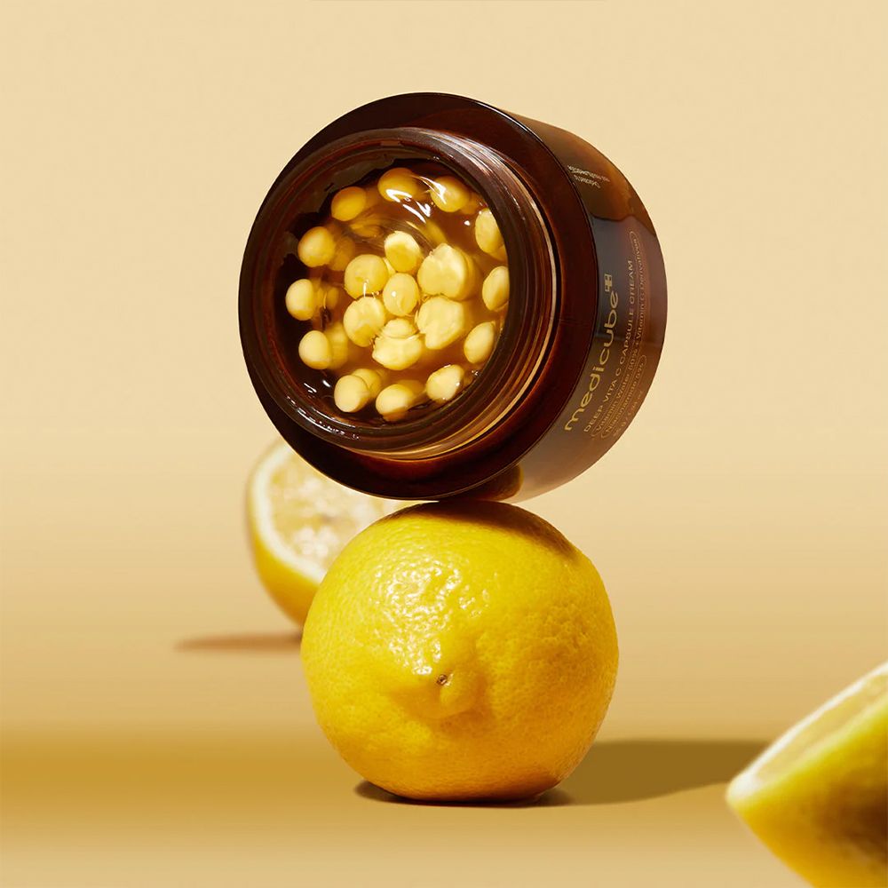 Medicube Deep Vita C Capsule Cream mit Zitronen.