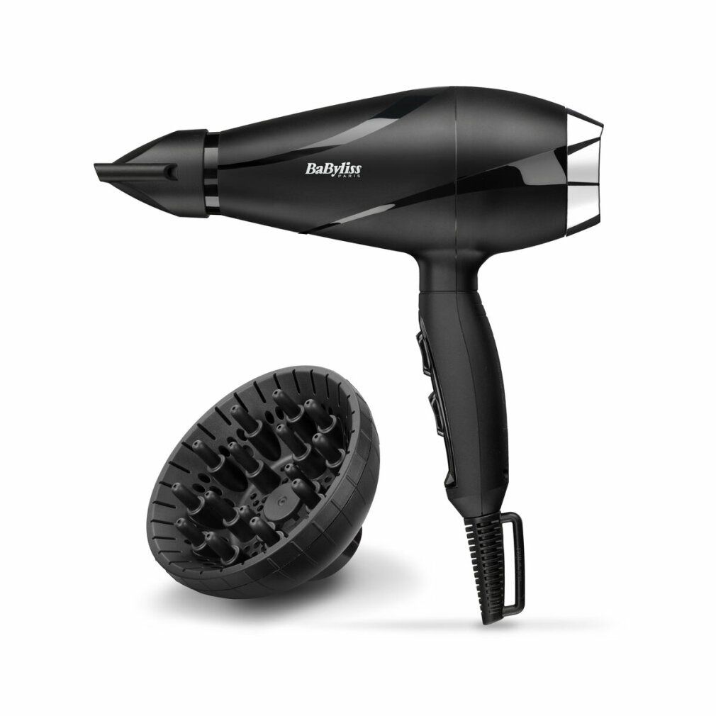 Schwarzer Haartrockner mit Diffusor. Marke: BaByliss. Diffusor liegt daneben. Griff mit Bedienelementen.