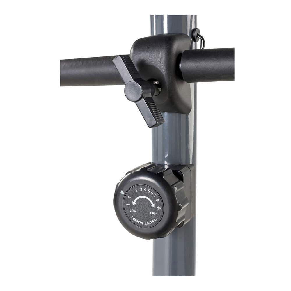 Detailansicht des Ergometers. Einstellrad mit Zahlen und Beschriftung 'Tension Control'. Schwarzer Drehknopf. Graue Stange.