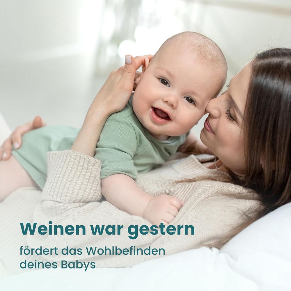 Baby wird von Mutter gehalten, lächelt. Text: Weinen war gestern, fördert das Wohlbefinden deines Babys.