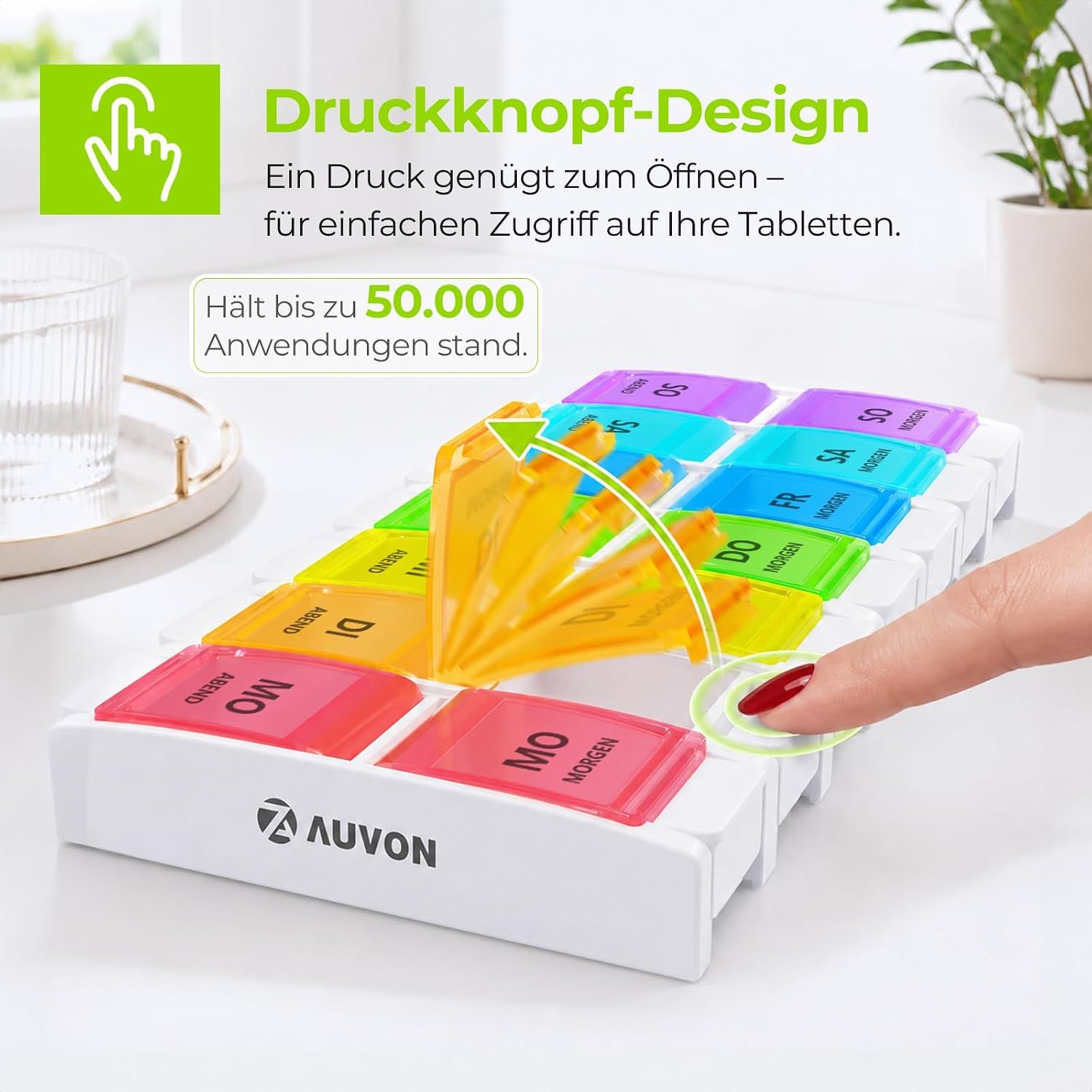 Farbige Pillendosen mit Wochentagsbeschriftung werden von einer Hand geöffnet.