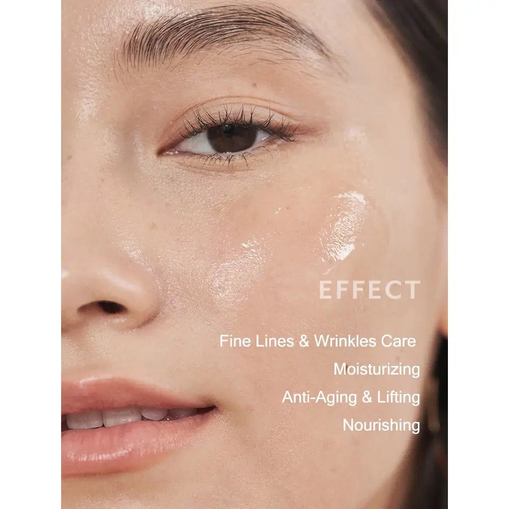 Nahaufnahme eines Gesichts mit Creme. Text: Fine Lines & Wrinkles Care, Moisturizing, Anti-Aging & Lifting, Nourishing.