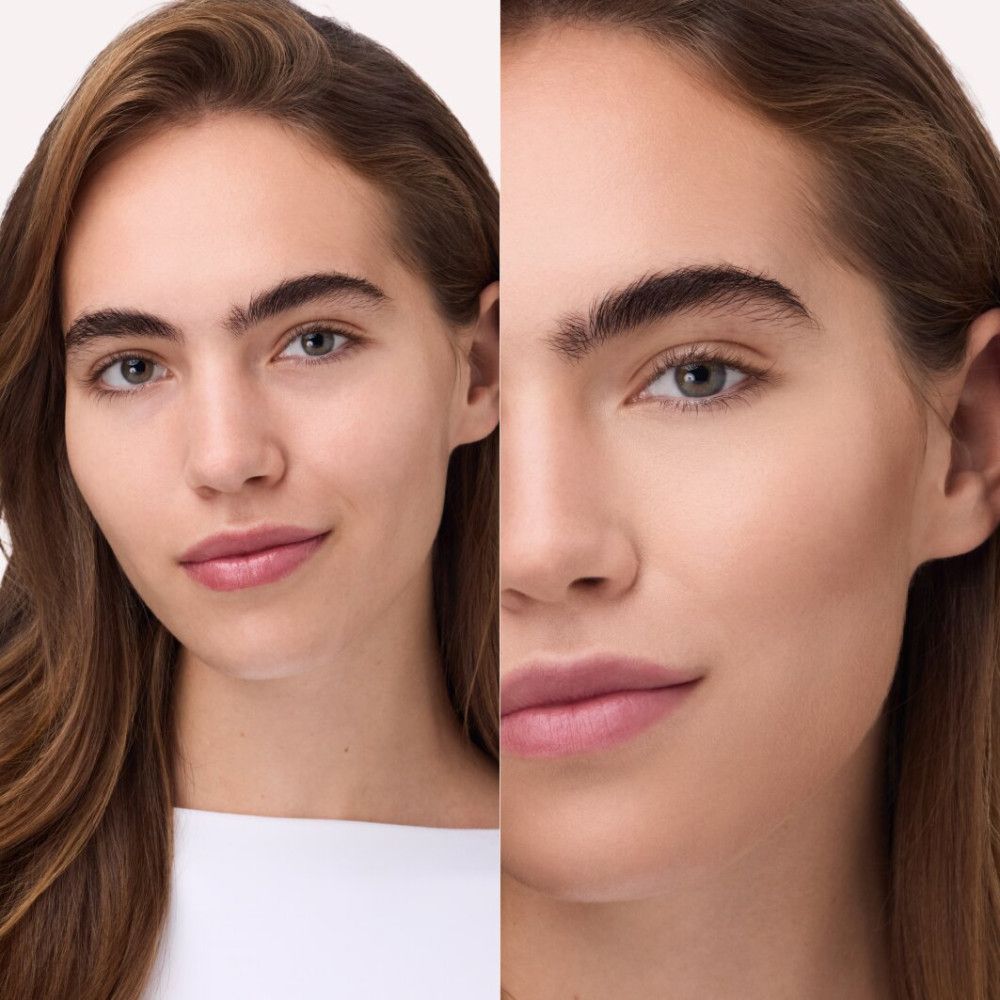 Gesicht einer Frau, links ungeschminkt, rechts mit Contouring. Deutlicher Unterschied im Hautton.