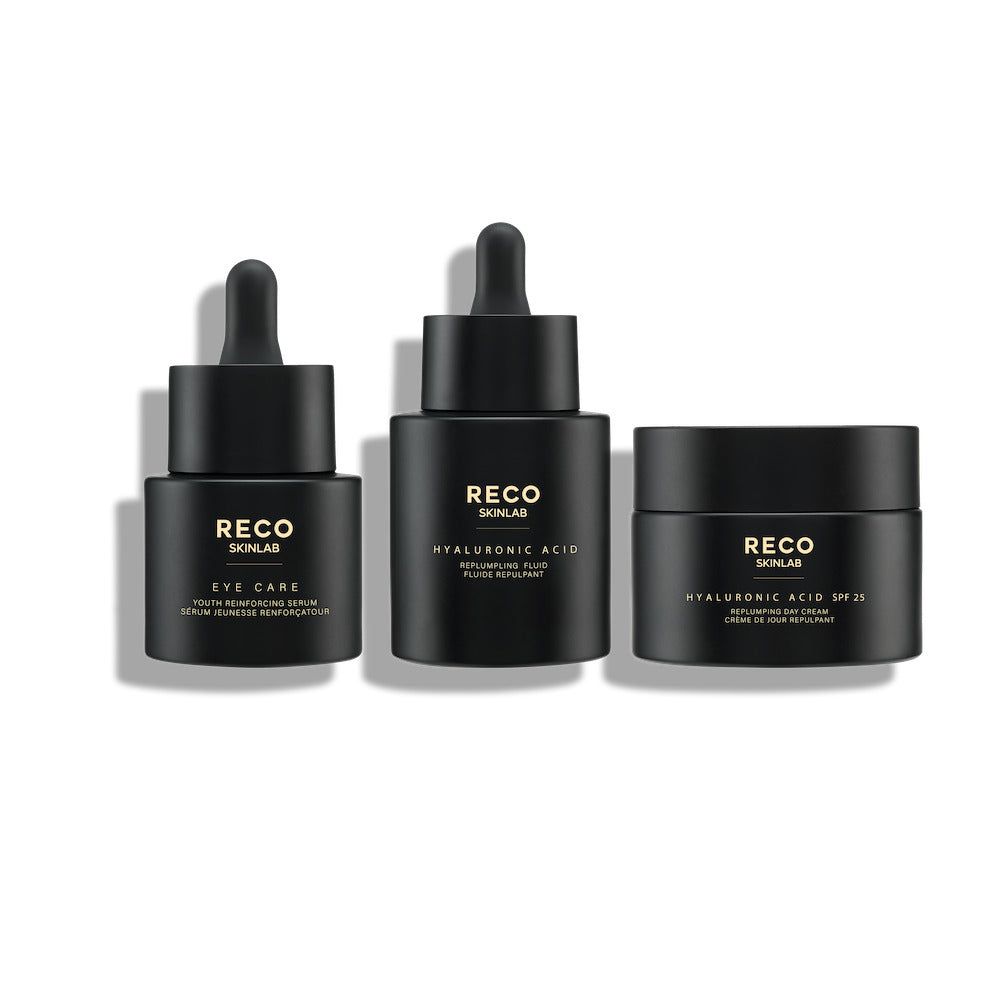 Drei schwarze Flakons von RECO SKINLAB. Beschriftung: Eye Care, Hyaluronic Acid, Hyaluronic Acid SPF 25. Alle mit schwarzen Pipetten.