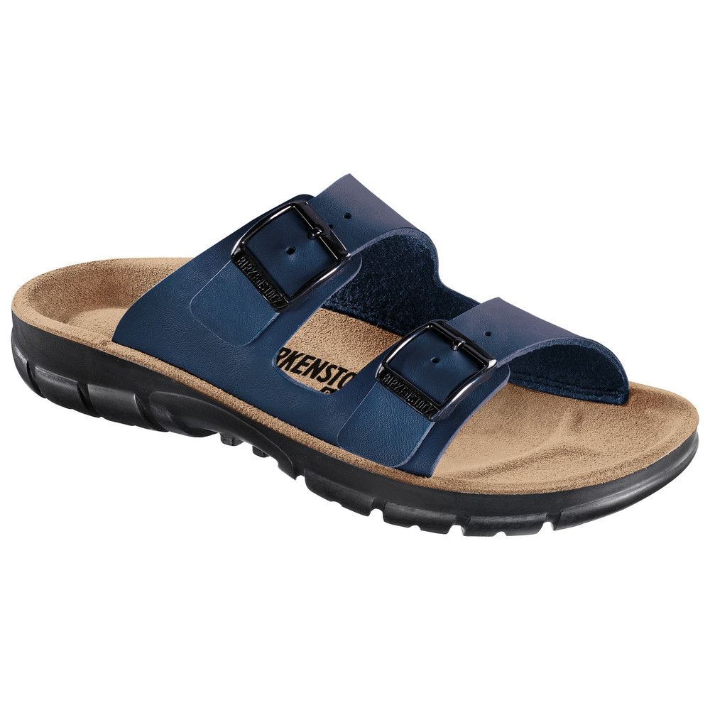Blaue Pantolette mit zwei Riemen und Schnallen. Schwarze Sohle. Braunes Fußbett. Birkenstock-Logo.