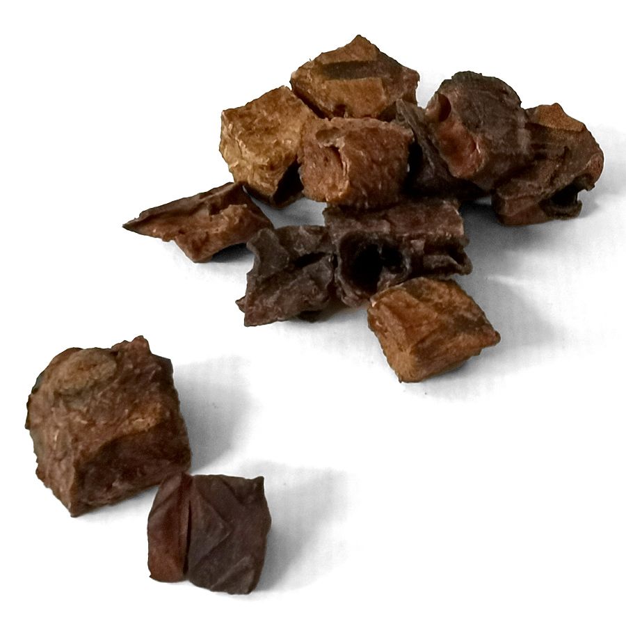 Haufen brauner, unregelmäßig geformter Stücke. Einzelne Stücke sind würfelförmig. Auf weißem Hintergrund.