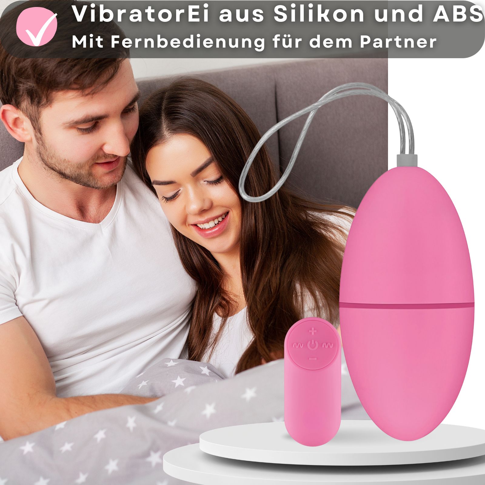 Paar im Bett. Rosa Ei-Vibrator und Fernbedienung. Text: Vibrator Ei aus Silikon und ABS, Fernbedienung.