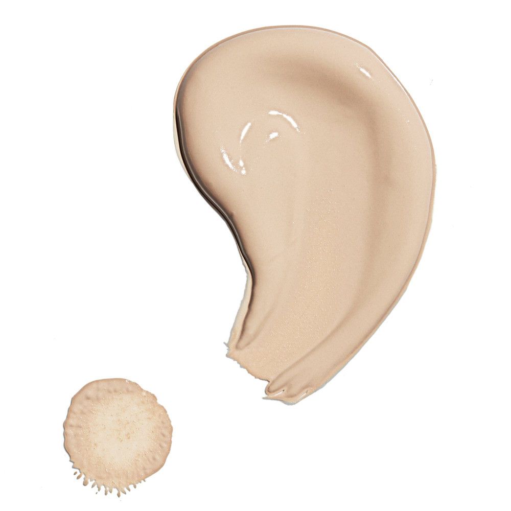 Makeup Revolution Fast Base Concealer. Farbprobe in Beige. Zwei Farbtupfer, einer verschmiert.