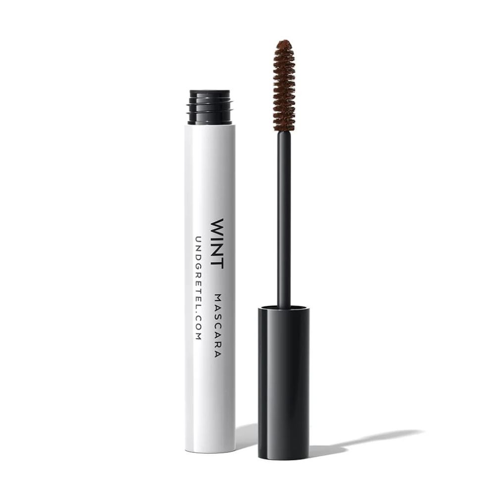 WINT Mascara in weißer Hülse mit brauner Bürste und schwarzem Griff. Text auf Hülse: WINT, UNDGRETEL.COM, MASCARA.