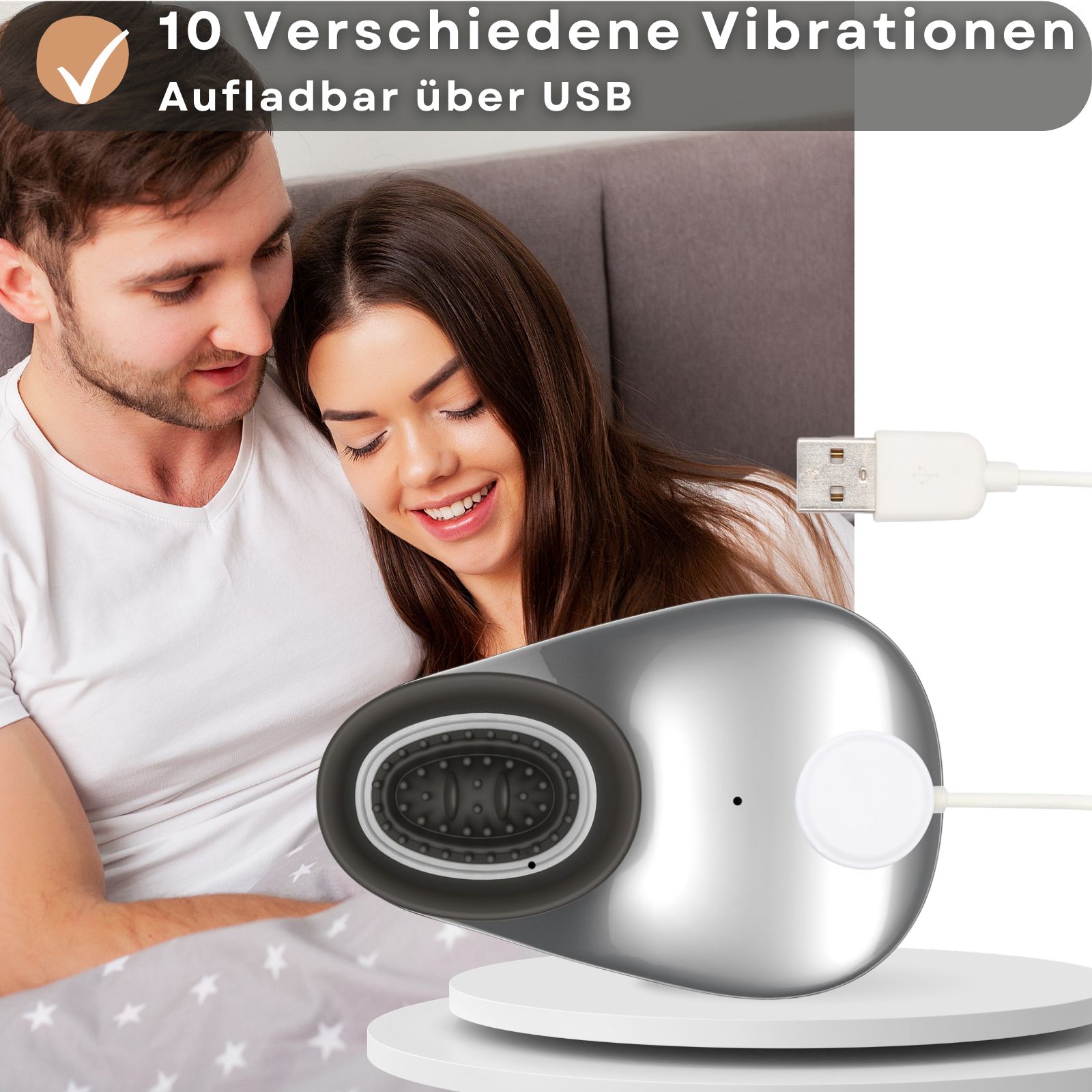 Silberfarbener Vibrator mit Ladestation und USB-Kabel. Paar im Hintergrund. Text: 10 Verschiedene Vibrationen, Aufladbar über USB.