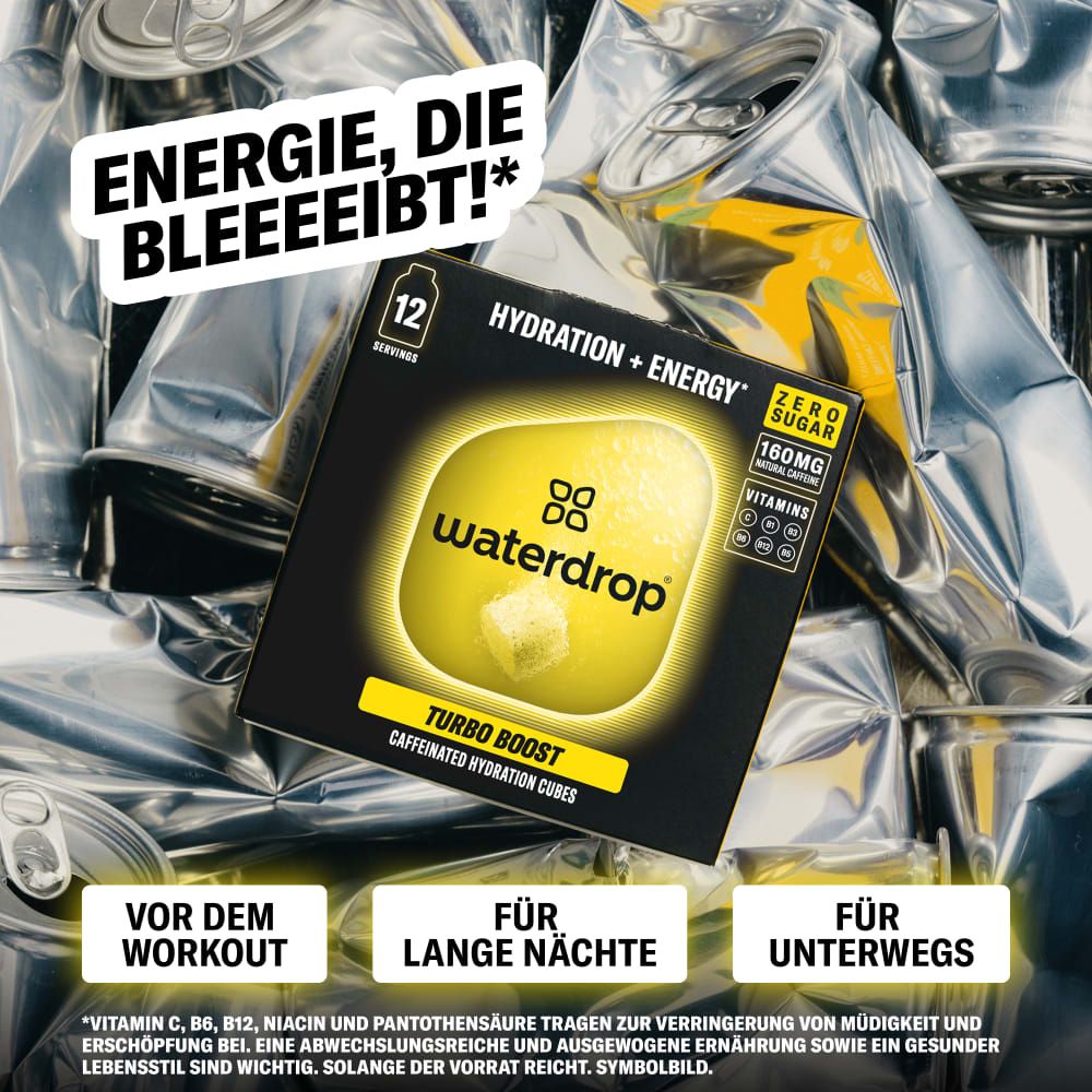 Eine Packung waterdrop® Turbo Boost vor einem Stapel leerer Getränkedosen.