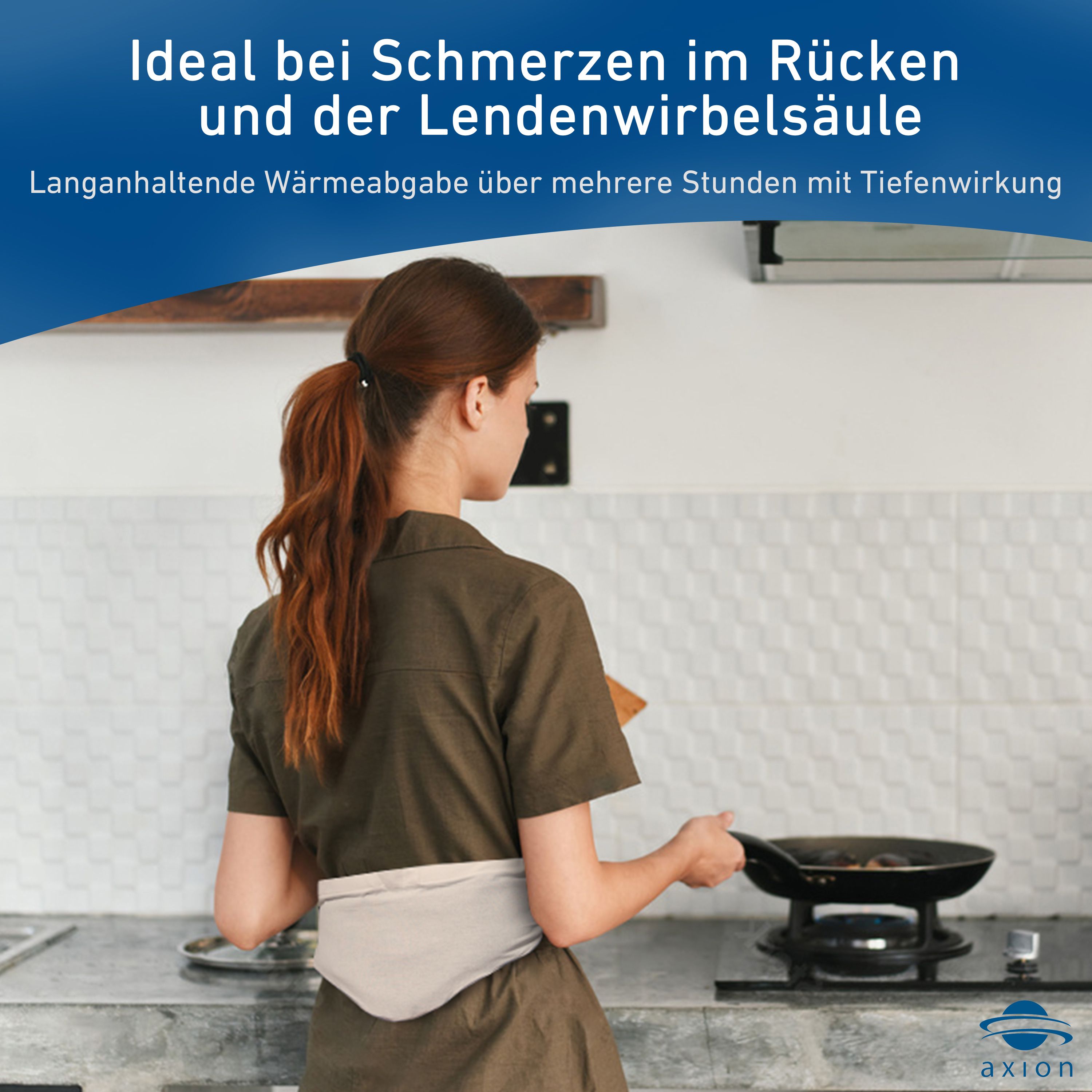 Frau mit Wärmekissen um die Taille, in Küche. axion® Logo.