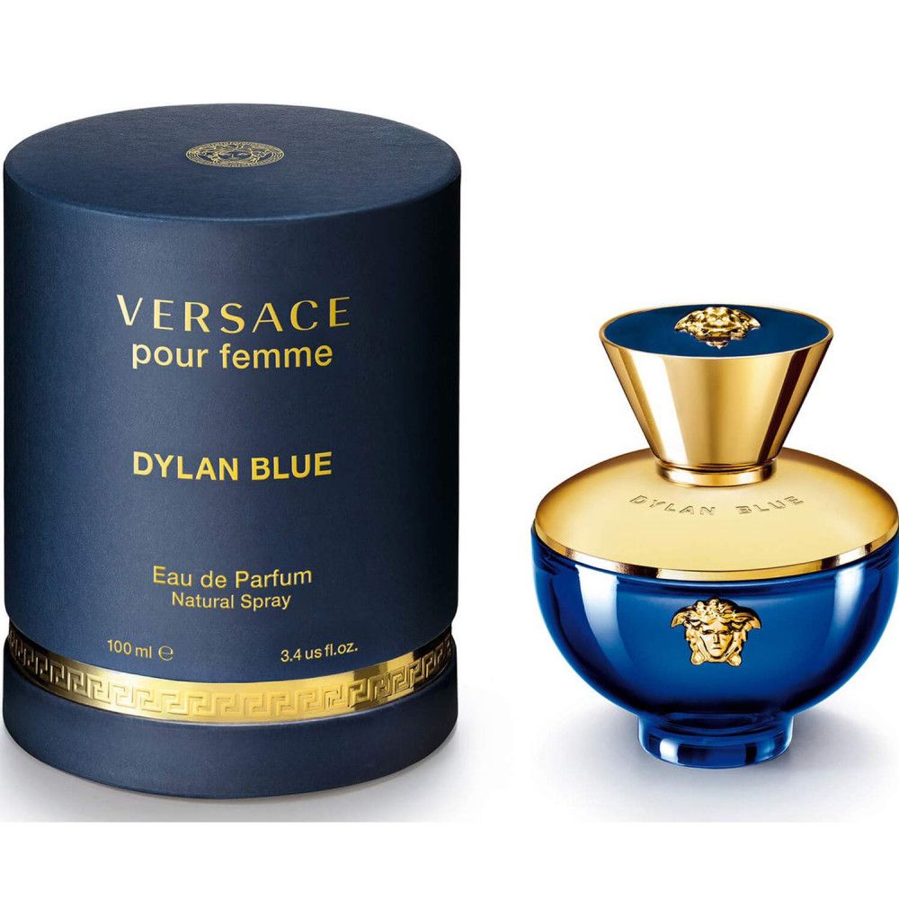 Blaues Parfumflakon und zylindrische Verpackung. Goldene Akzente. Aufschrift: Versace Pour Femme Dylan Blue.