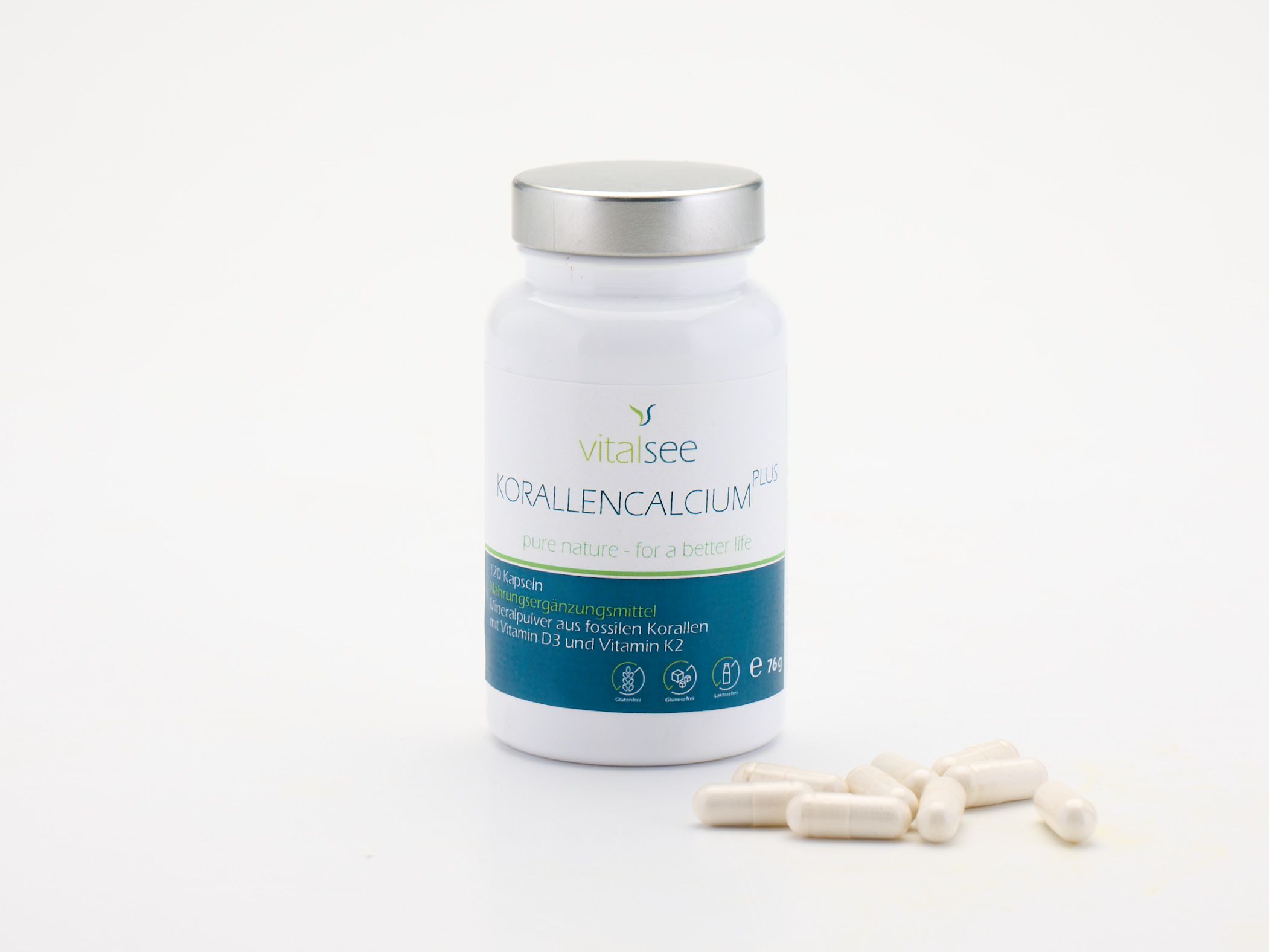 Weiße Flasche mit silbernem Deckel und Kapseln daneben. Aufschrift: Vitalsee KORALLENCALCIUM PLUS.
