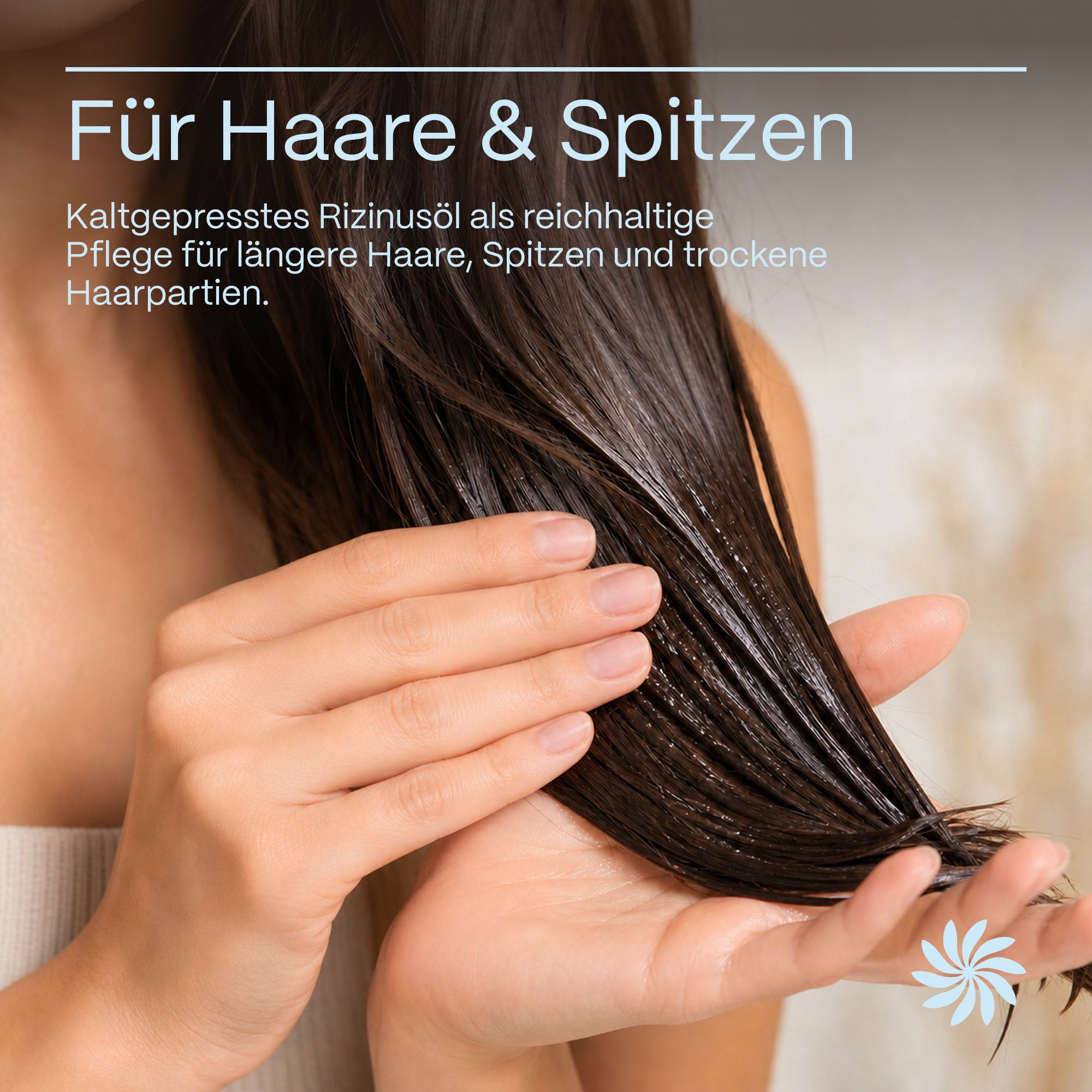 Frau pflegt nasses Haar mit kaltgepresstem Rizinusöl.