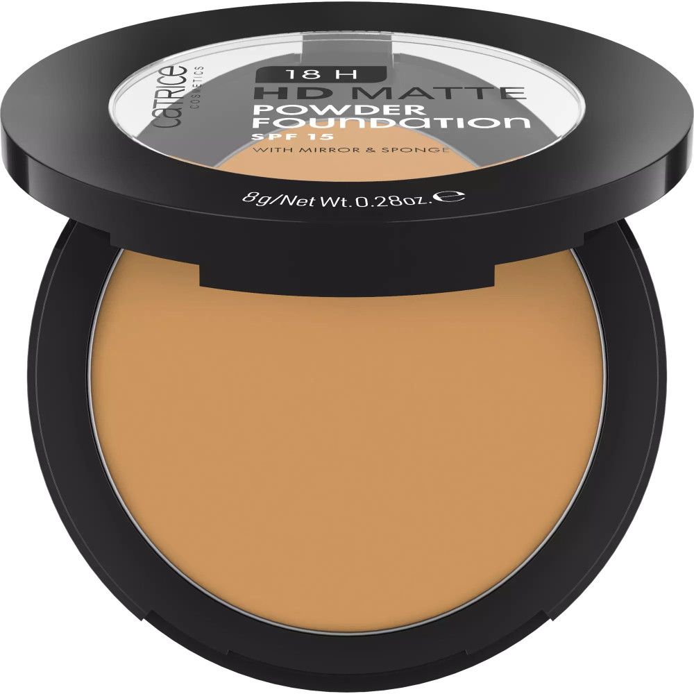 Catrice 18H HD Matte Puder Foundation. Runde, schwarze Dose, geöffnet. Puder in hellem Braunton. Mit Spiegel und Schwamm.